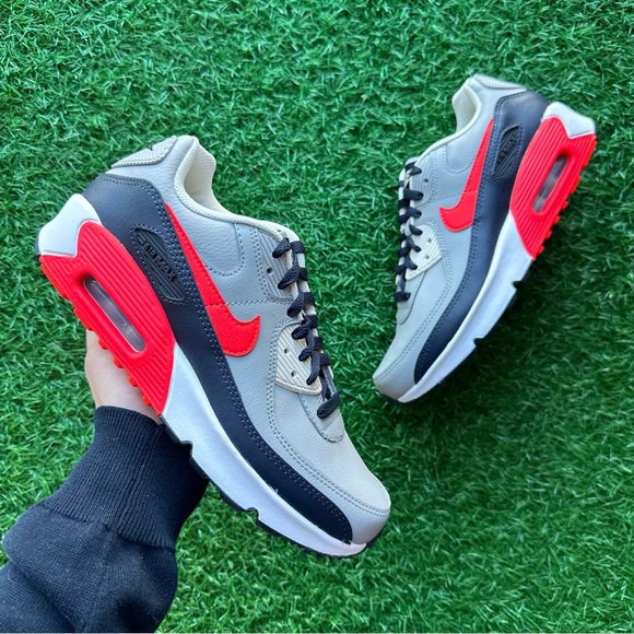 Nike Air Max 90 Ltr Light Smoke Grey / Bright Crimson - Picture 2 of 11